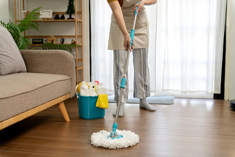 Donna che pulisce una casa