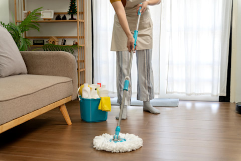 Donna che pulisce una casa 
