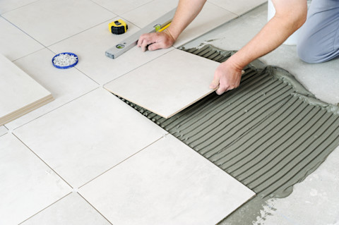 Posa piastrelle per muri o pavimenti