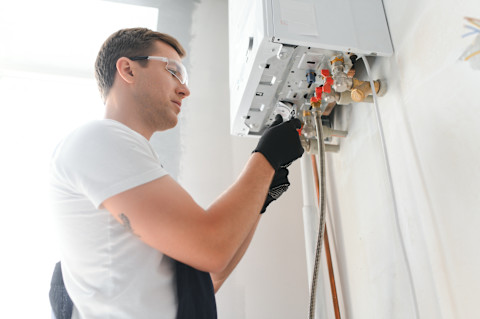 Lavoratore installazione Caldaia a condensazione