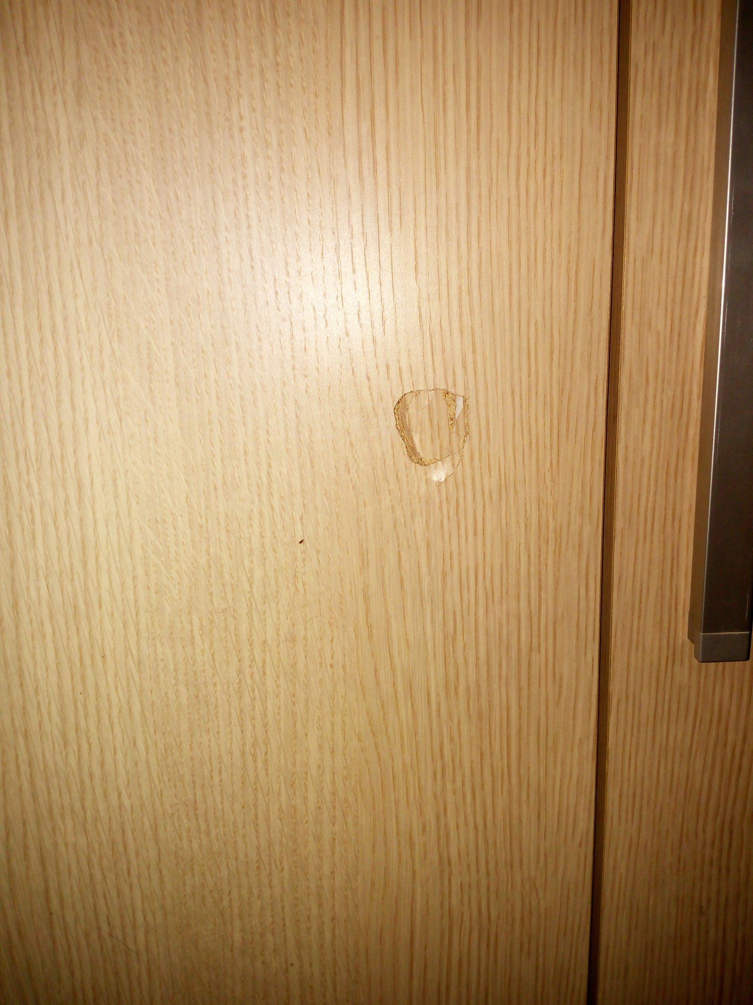 Riparazione piccolo buco parquet ,porta finestra e armadio Instapro