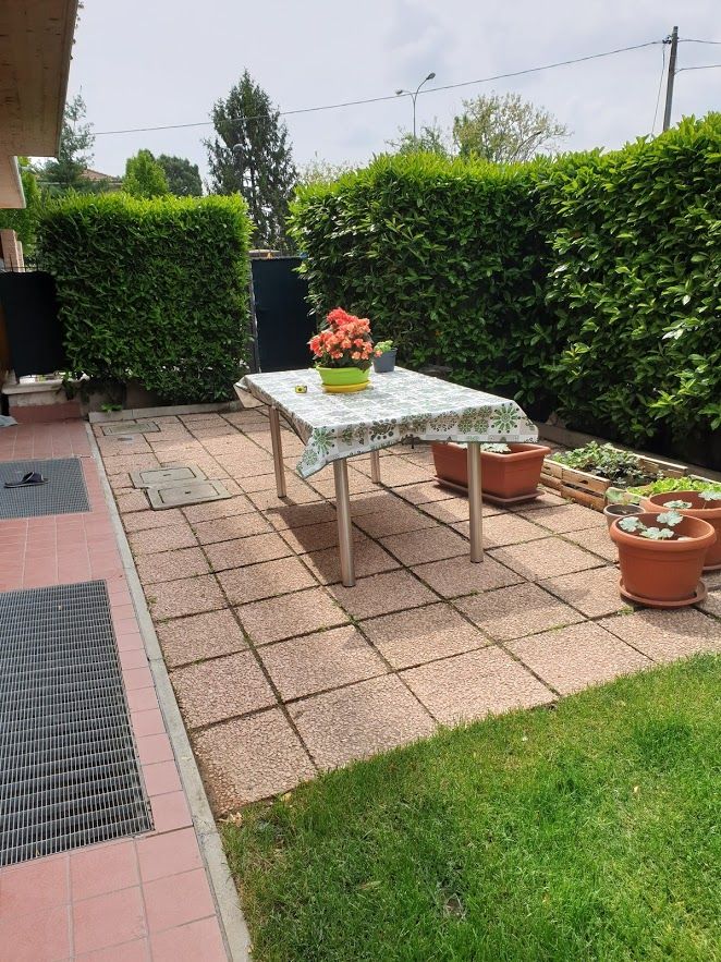 Pavimentazione esterna: 20 mq; Giardino o cortile; Cemento, Piastre ... - D0a44aea Eb0c 4924 8272 98ab07b1e714
